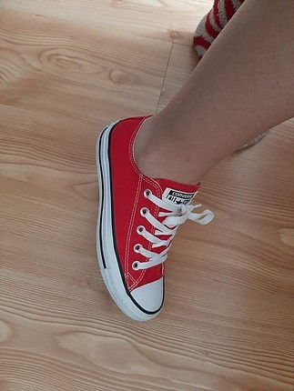 Kırmızı converse