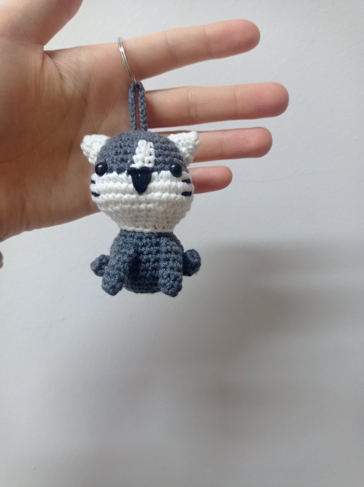 Gri Örgü Kadın Anahtarlık - Görsel 2