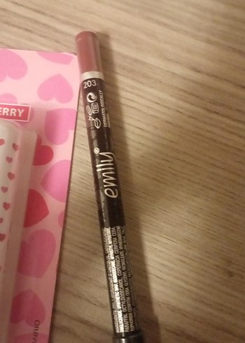 Hello Kitty Kiraz-Çilek Dudak Bakımı - Görsel 3