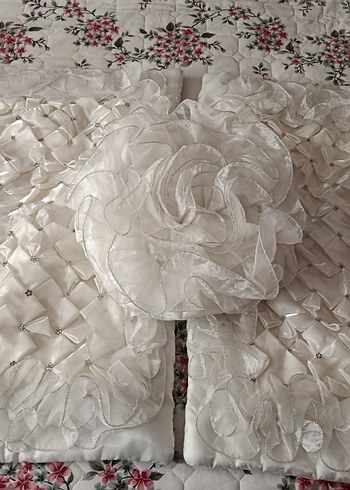 İşlemeli Beyaz Parlak Yatak Örtüsü - Görsel 2