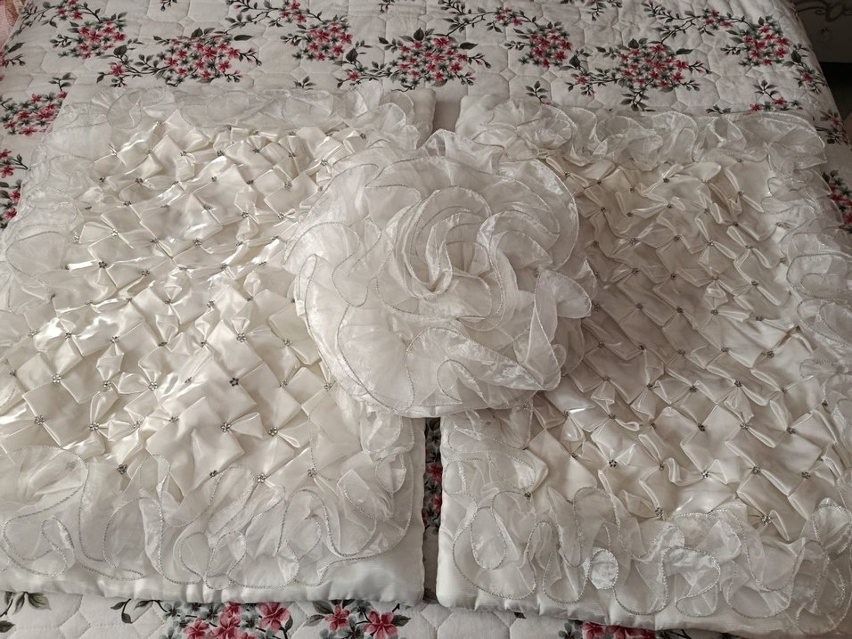 İşlemeli Beyaz Parlak Yatak Örtüsü - Görsel 2