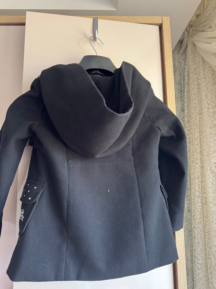 Kız Çocuk Siyah Düğmeli Kaban - Görsel 4