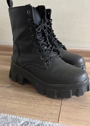 Siyah Topuklu Kadın Bot
