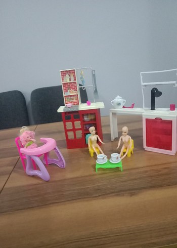 Pastel Pembe Oyuncak Mutfak Seti ve Minyatür Figürler
