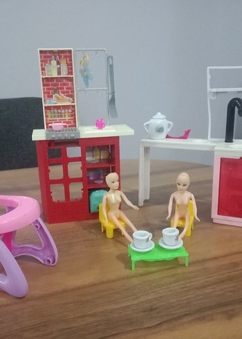 Pastel Pembe Oyuncak Mutfak Seti ve Minyatür Figürler