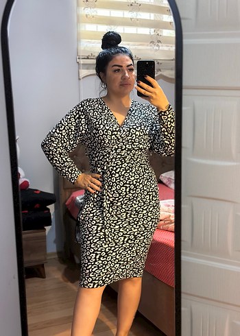 V Yaka Kuşaklı Zebra Desenli Midi Elbise - Görsel 2