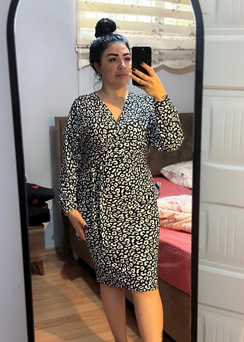 V Yaka Kuşaklı Zebra Desenli Midi Elbise - Görsel 3