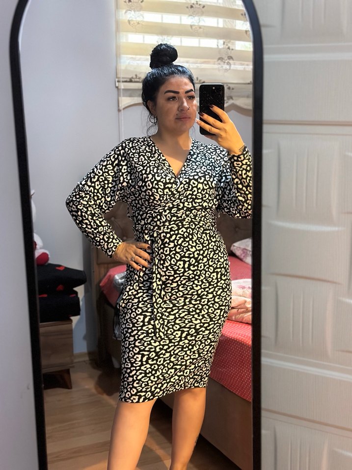 V Yaka Kuşaklı Zebra Desenli Midi Elbise - Görsel 2