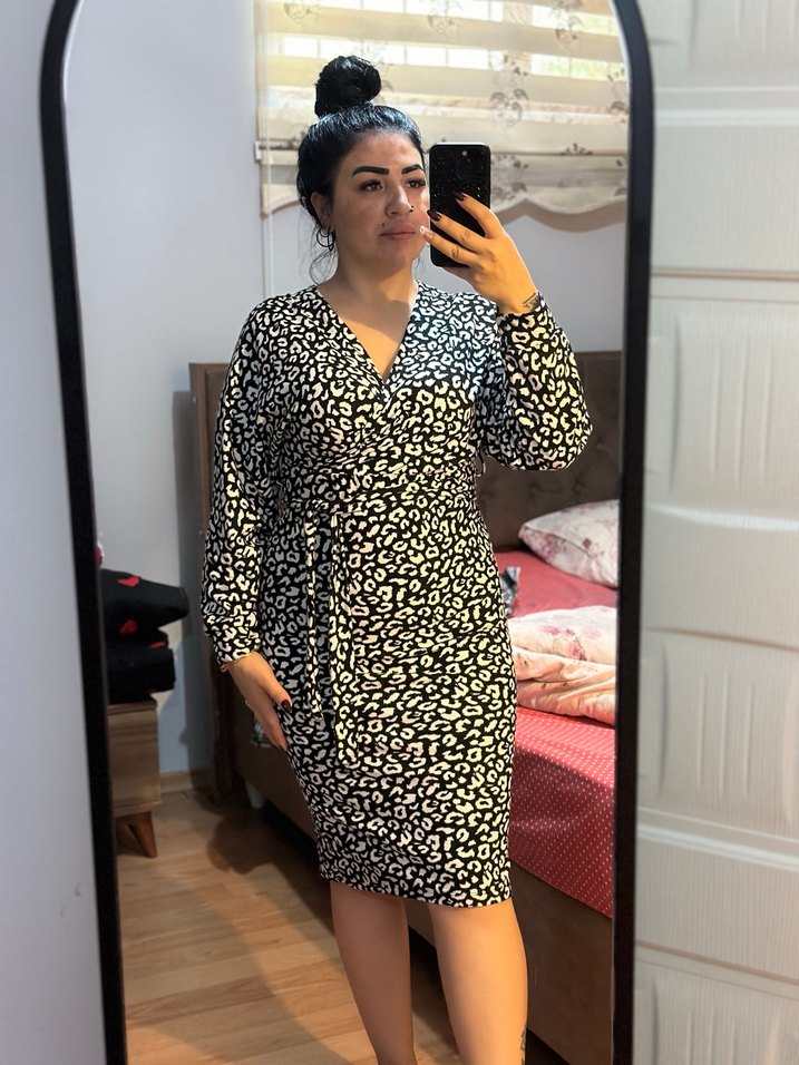 V Yaka Kuşaklı Zebra Desenli Midi Elbise - Görsel 3