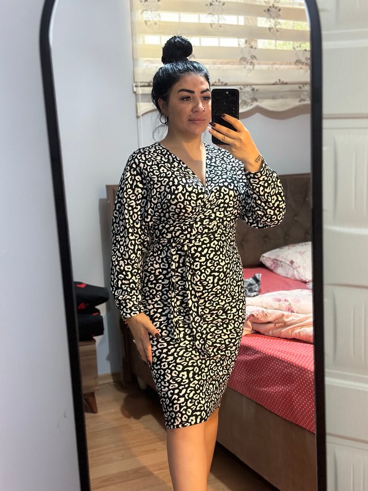 V Yaka Kuşaklı Zebra Desenli Midi Elbise - Görsel 4