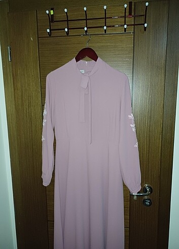 Pembe tesettürlü kadın abiyesi