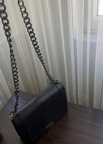 Zincir Detaylı Siyah Yılan Derisi Desenli Deri Çanta - Görsel 8