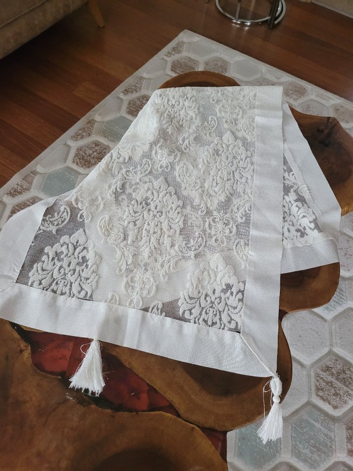 İşlemeli Beyaz Masa Örtüsü - Görsel 2