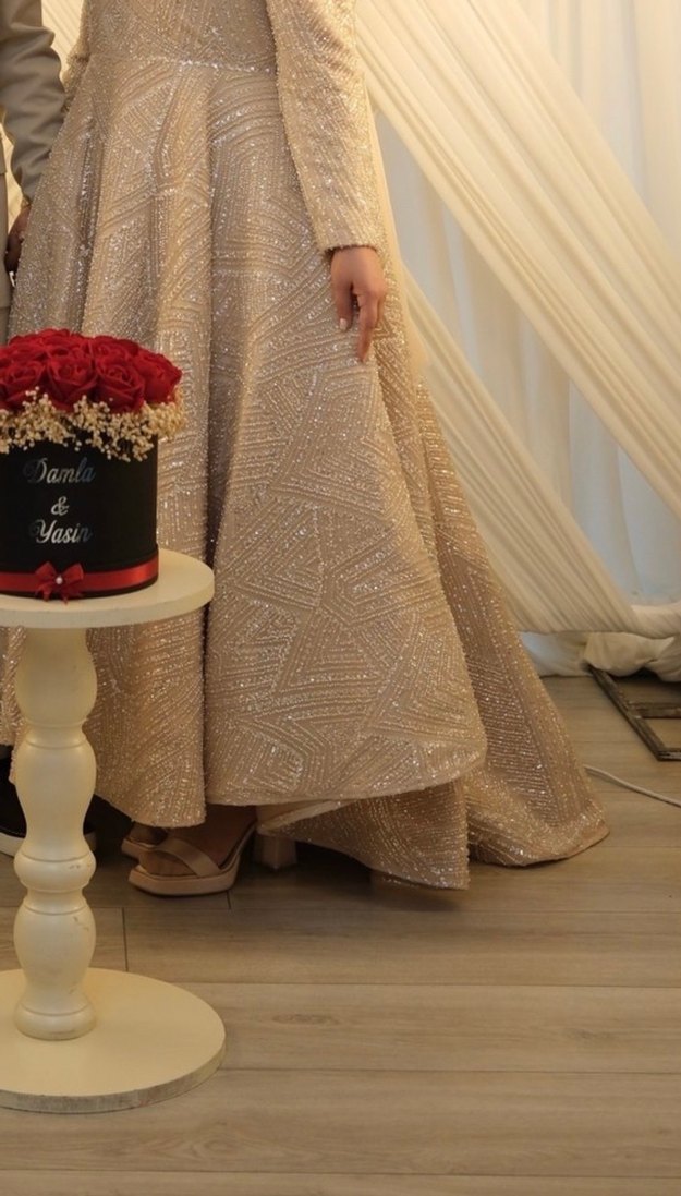 Uzun Kollu İşlemeli Bej Abiye Elbise - Görsel 3