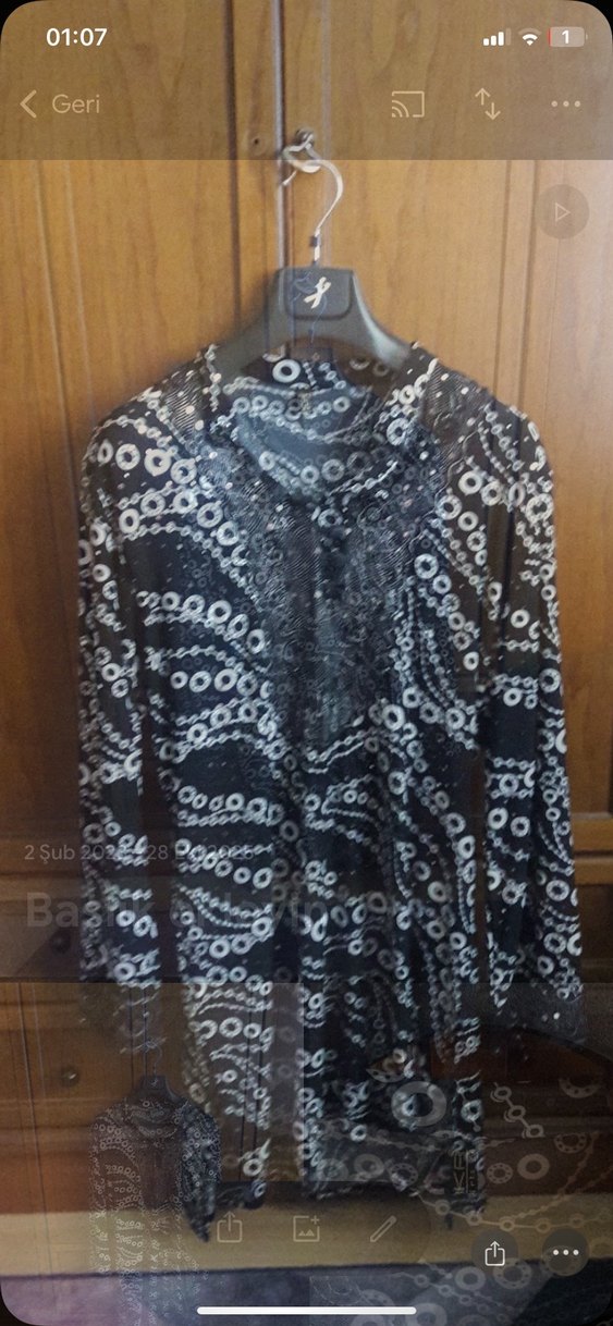 Dantel Detaylı Siyah Uzun Kollu pullu bluz - Görsel 2