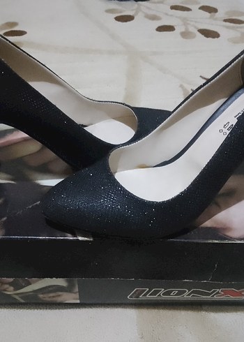 Siyah Simli Stiletto Kadın Ayakkabı