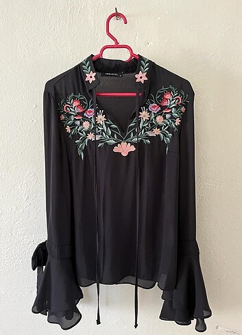 Trendyol & Milla Çiçek desenli kolları volanlı bluz.