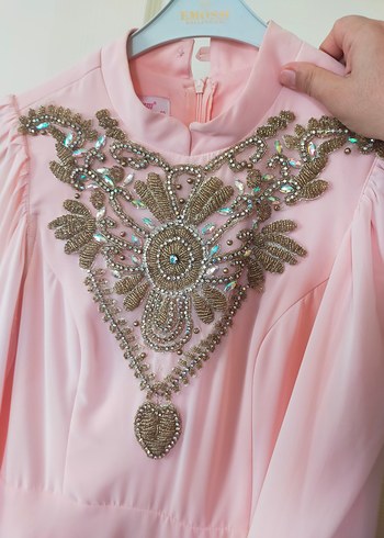 Pembe İşlemeli Yüksek Yakalı Uzun Abiye Elbise - Görsel 12