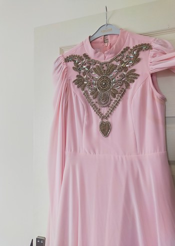 Pembe İşlemeli Yüksek Yakalı Uzun Abiye Elbise - Görsel 4