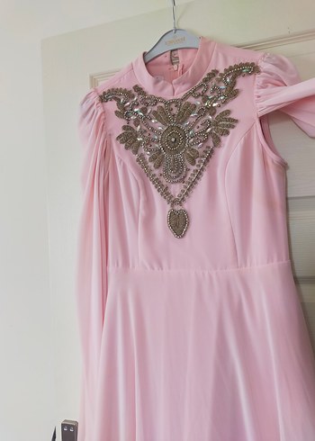 Pembe İşlemeli Yüksek Yakalı Uzun Abiye Elbise - Görsel 3