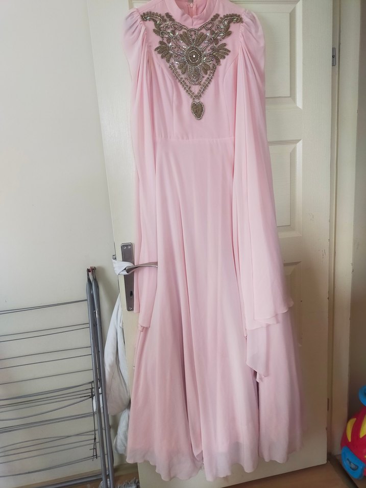 Pembe İşlemeli Yüksek Yakalı Uzun Abiye Elbise - Görsel 5