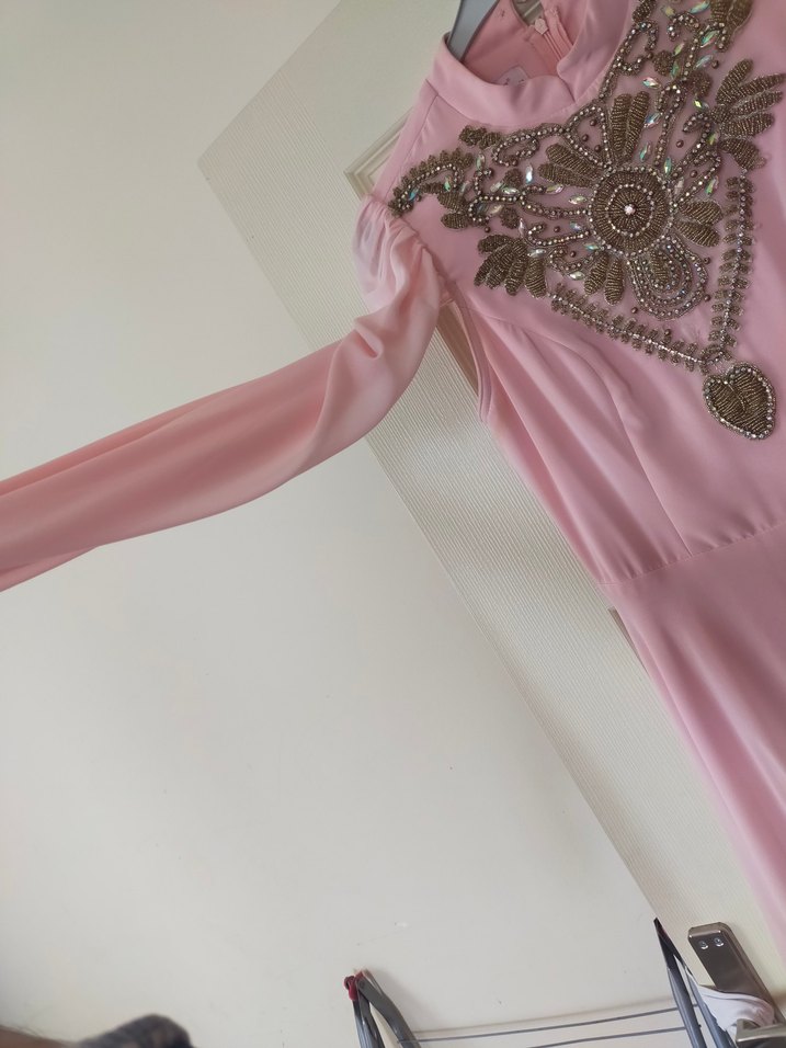 Pembe İşlemeli Yüksek Yakalı Uzun Abiye Elbise - Görsel 2