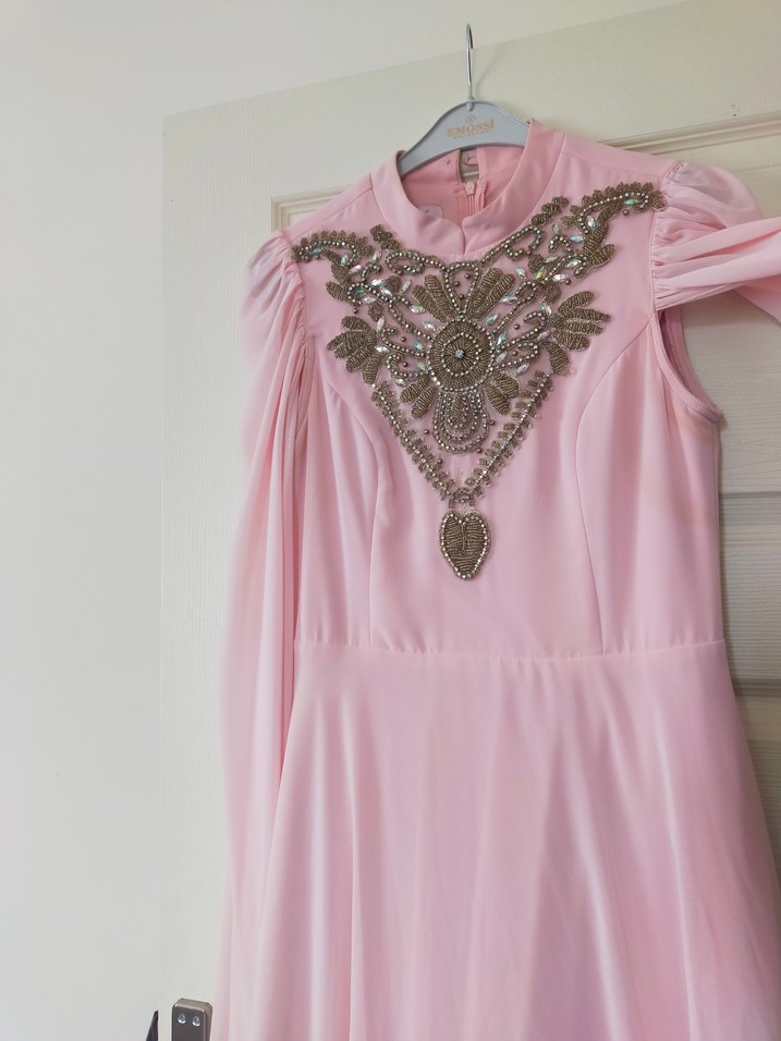 Pembe İşlemeli Yüksek Yakalı Uzun Abiye Elbise - Görsel 4