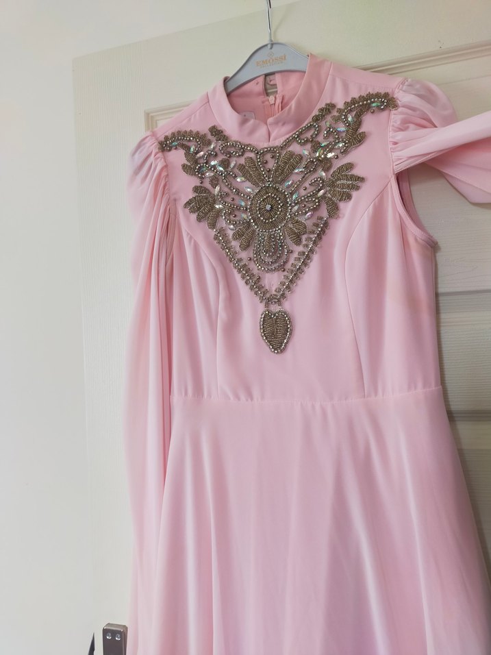 Pembe İşlemeli Yüksek Yakalı Uzun Abiye Elbise - Görsel 3