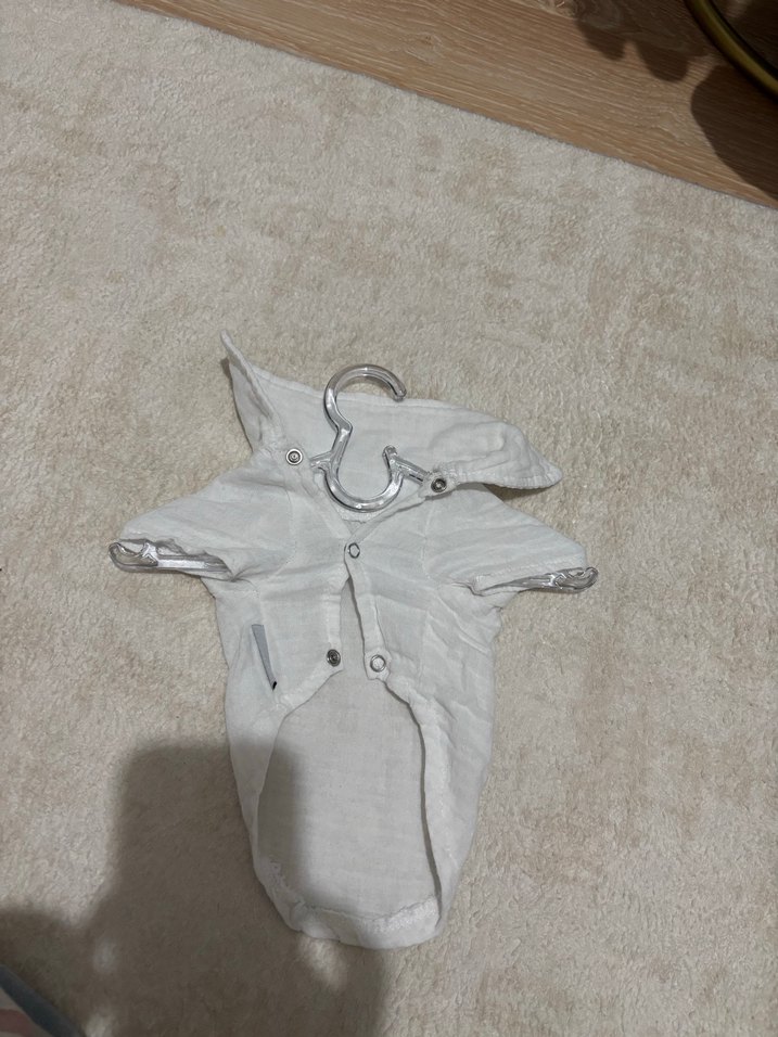 Düğmeli Beyaz Gri Sokak Stili Köpek Kıyafeti - Görsel 3