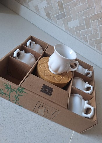 Kahve Fincan Takımı ve Kalp Desenli Ahşap Tabak - Görsel 2