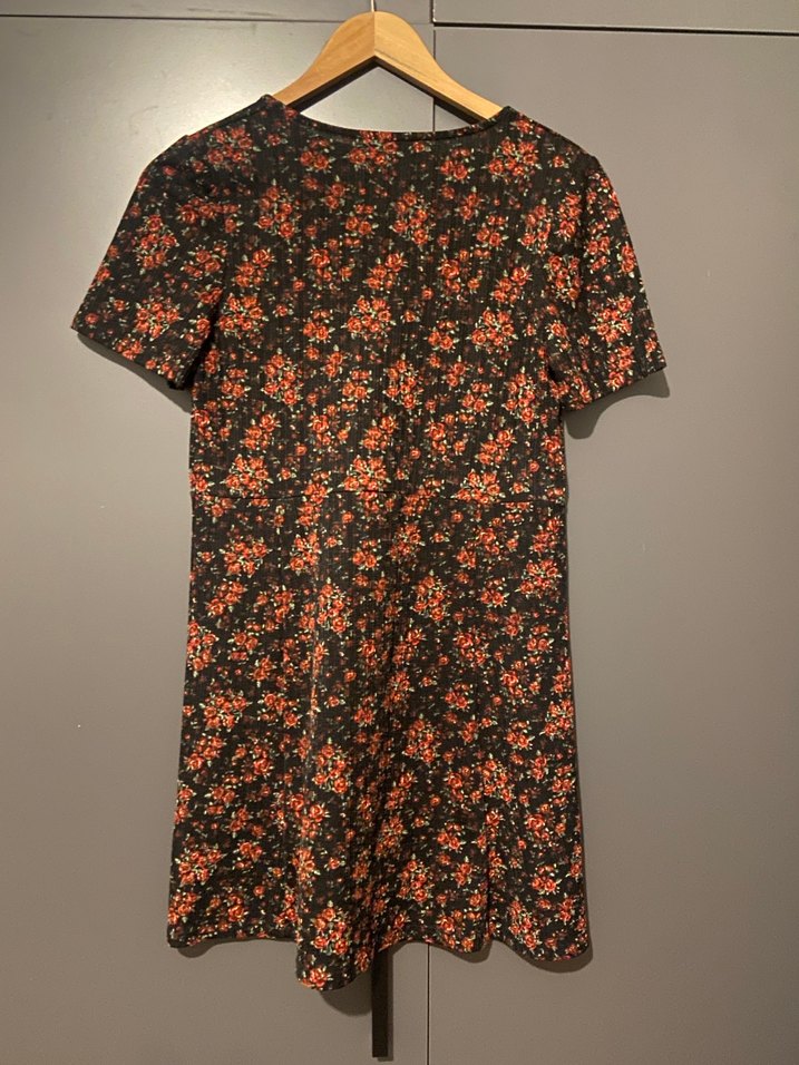 Kısa Kollu V Yaka Çiçekli Midi Elbise - Görsel 4