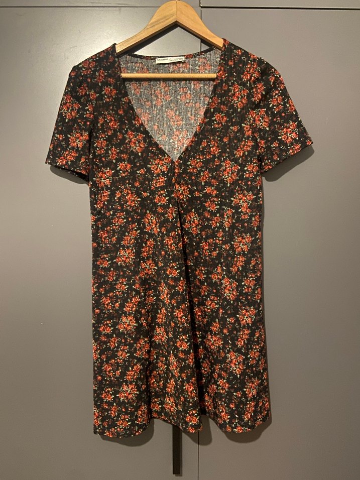 Kısa Kollu V Yaka Çiçekli Midi Elbise - Görsel 3