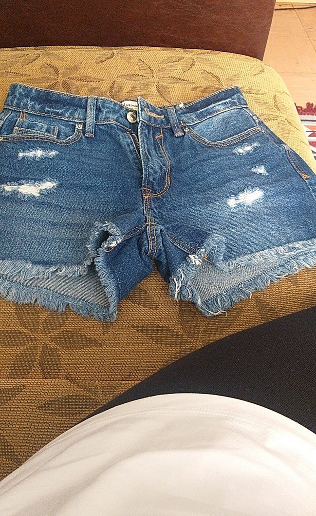 Kadın Mavi Bağcıklı Yırtık Kot Şort - Görsel 3