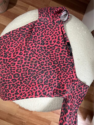 Bershka omuzları düşük body