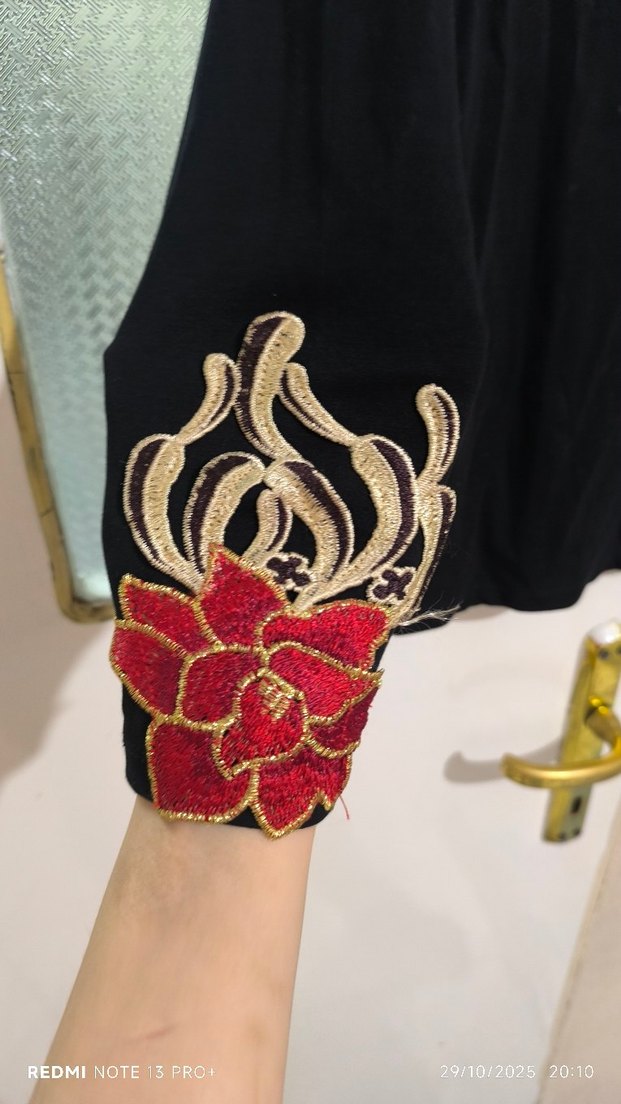 Kırmızı Nakışlı Siyah Uzun Kollu Mini Bluz - Görsel 4