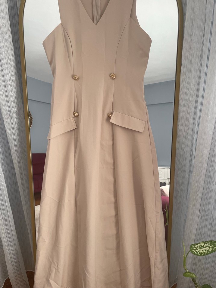 Bej V Yaka Düğmeli Uzun Elbise - Görsel 3