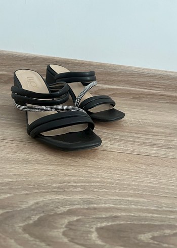 Klasik Siyah Stiletto Topuklu Kadın Terlik