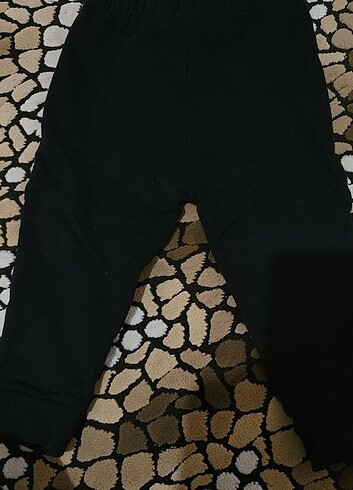 Siyah kemer detaylı bel ve paça lastikli pantolon 