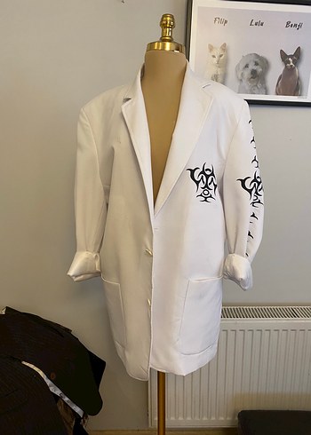 Zara Siyah Grafik Detayli Beyaz Uzun Blazer