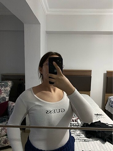 GUESS yazılı basic bluz vücudu saran ve şahane duran üst