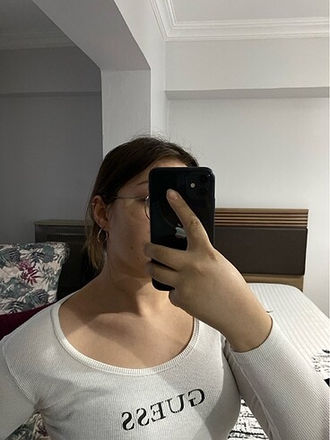 s Beden GUESS yazılı basic bluz vücudu saran ve şahane duran üst