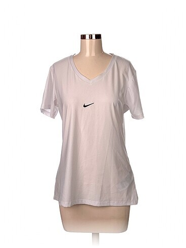 Nike T-shirt %70 İndirimli.