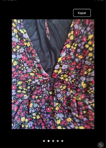 Pull and Bear Çiçek Desenli V Yaka Mini Elbise