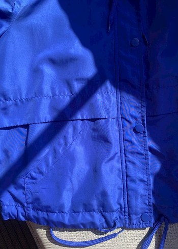 Mavi Kapüşonlu Erkek Yağmurluk - Görsel 3