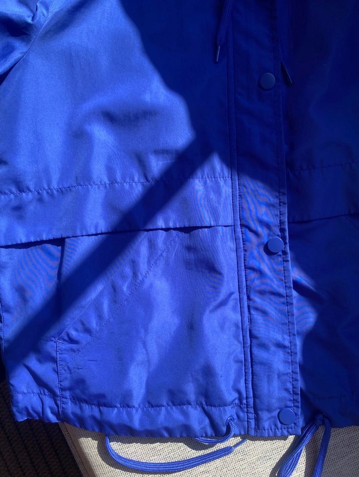 Mavi Kapüşonlu Erkek Yağmurluk - Görsel 3