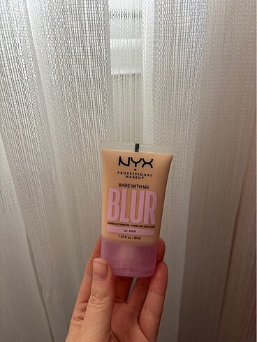 Nyx Bare with me Blur Fondöten Fair 02