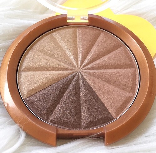 Beden Rimmel London Rimmel Sunshimmer 3-in-1 Shimmering Bronzer -002 B