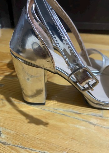 Gri Metal Tokalı İnce Topuklu Kadın Ayakkabı - Görsel 3