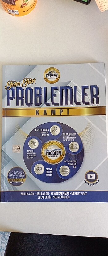 Problem kitabı ve yanında hediye notlar 