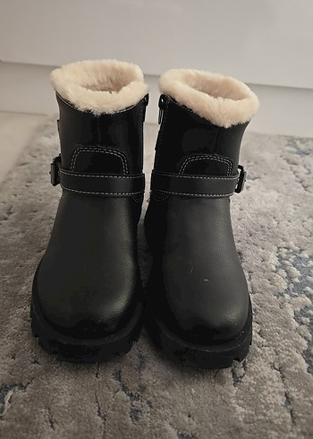 26 Beden Zara Tokalı Siyah Deri Kız Çocuk Botu